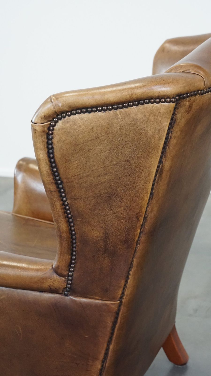 Meubels Charmante Schapenleren Fauteuil Met Mooie Patina En Goed Zitcomfort photo