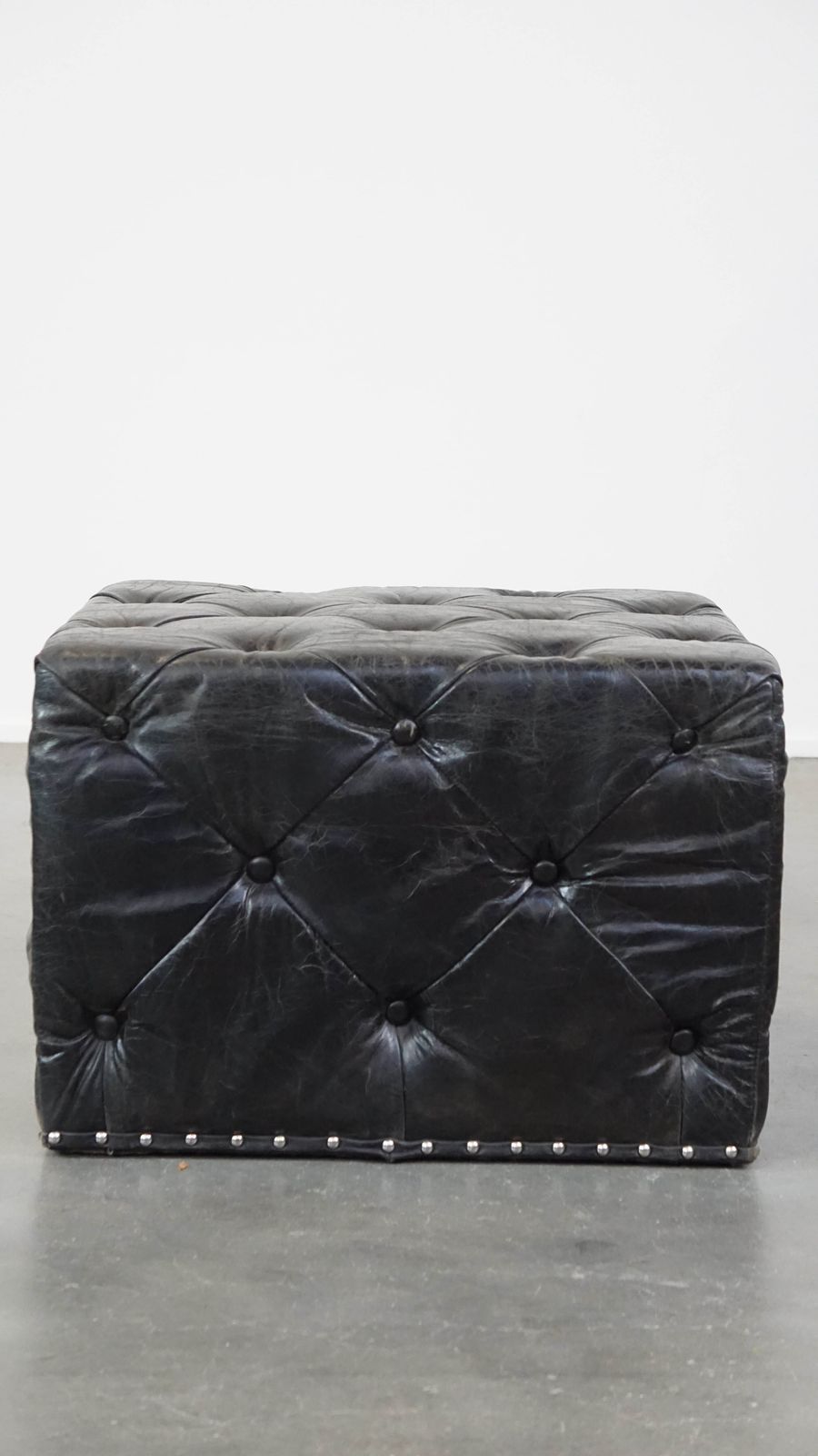 Grote Zwarte Vierkante Chesterfield Hocker/Salontafel Van Rundleer photo Meubels