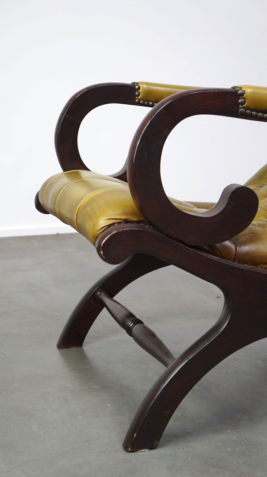860.1401999999999 Elegant Cow Leather Chesterfield Armchair Combined With Wood photo