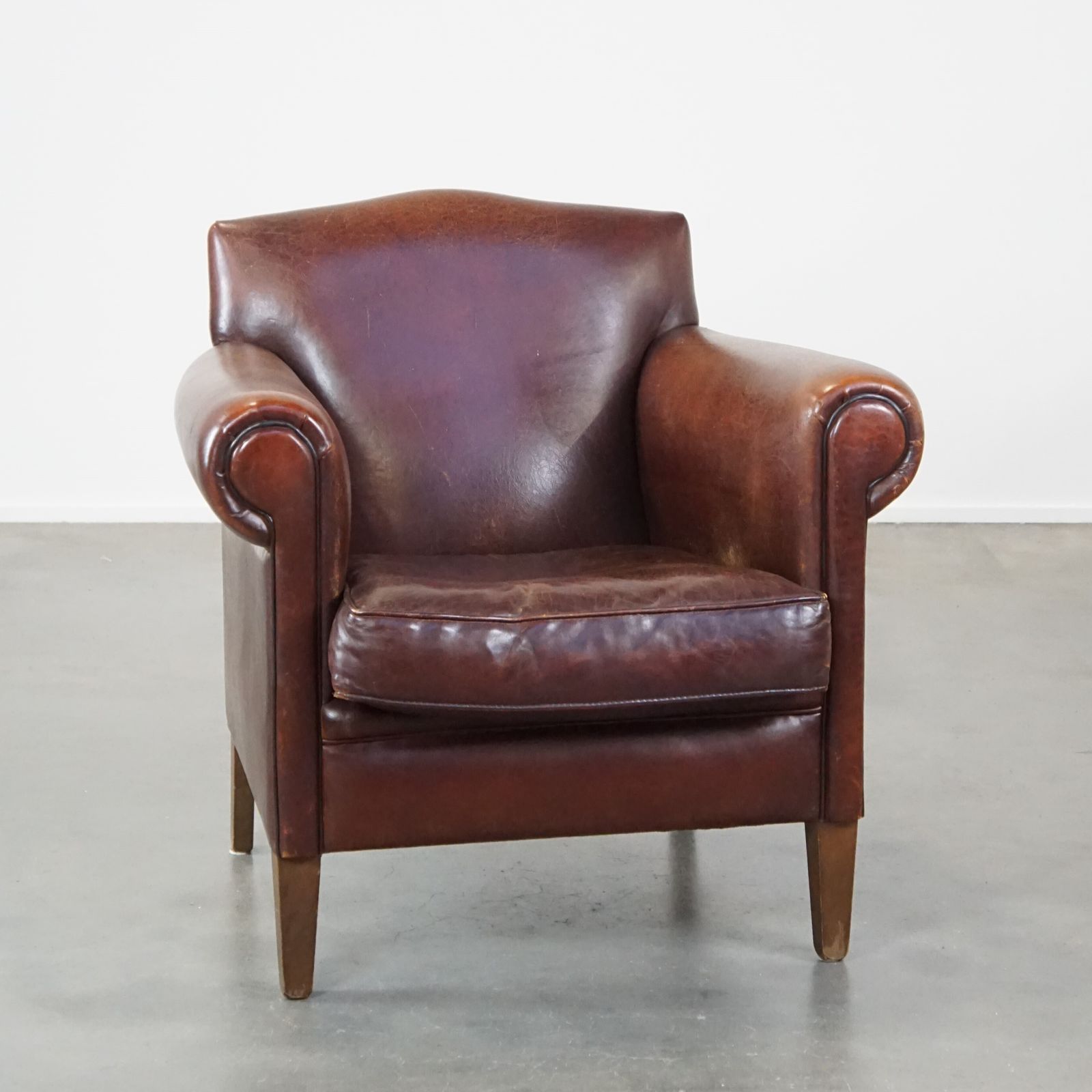 Strak Afgewerkte Fauteuil Van Schapenleer