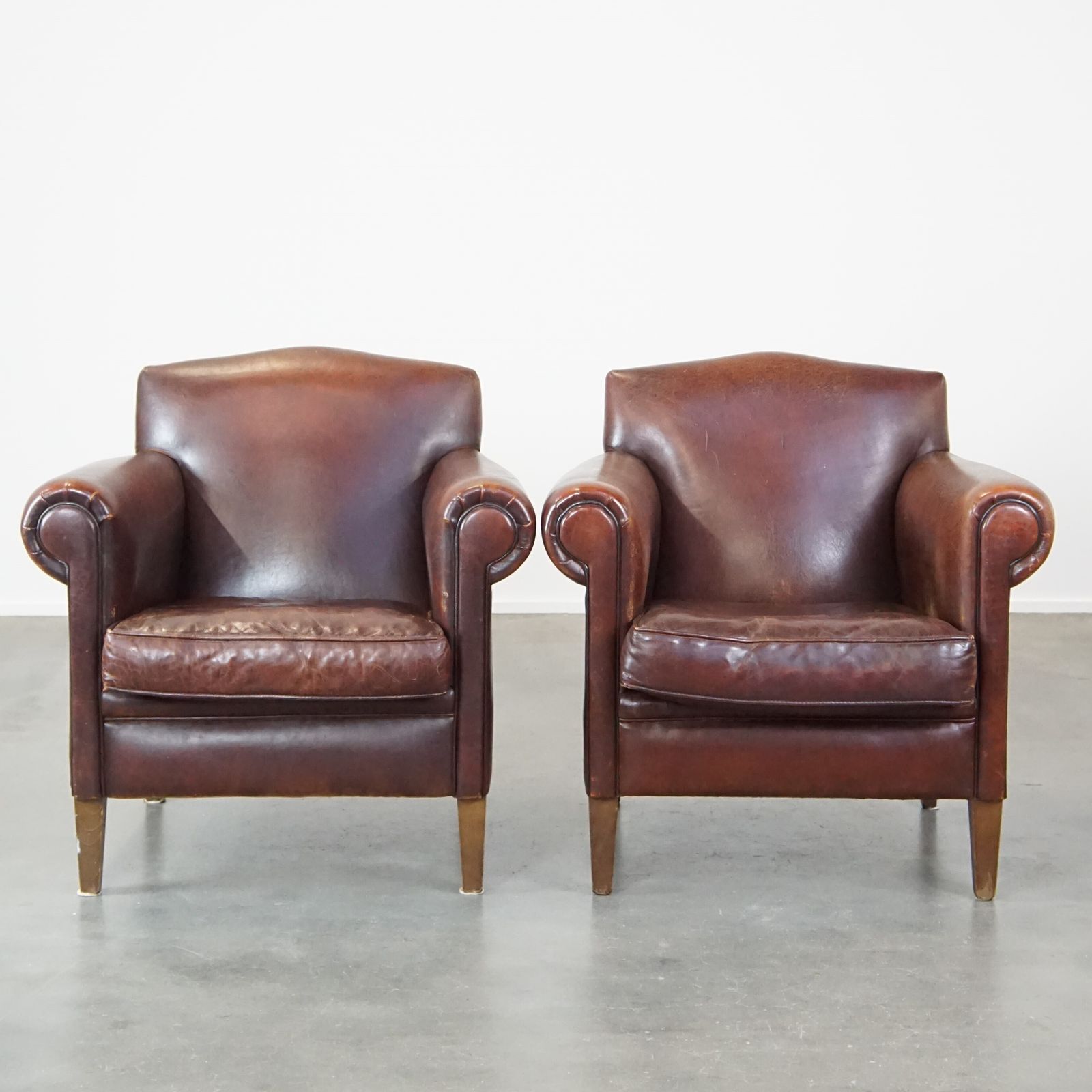 Set Of 2 Beautiful, Sleekly Finished Design Armchairs/ Armchairs Made Of Sheep Leather