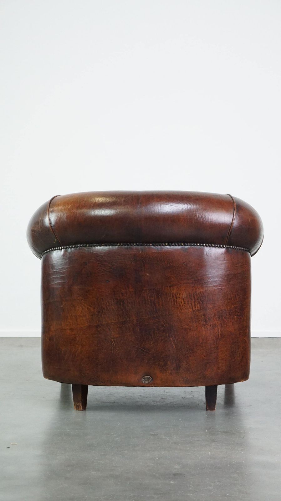 Clubfauteuil In Schapenvacht Met Mooie Kleuren En Goed Zitcomfort photo Meubels