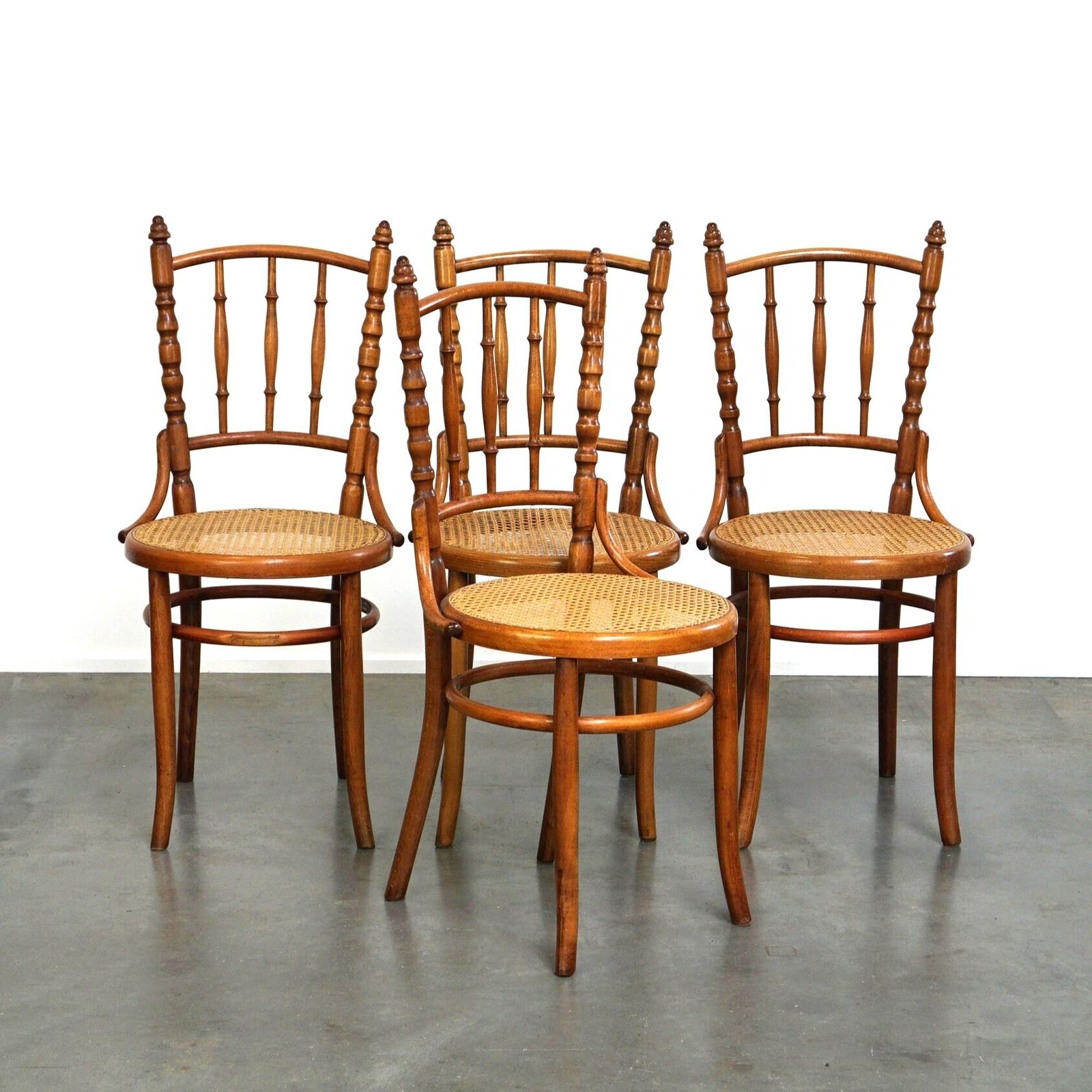 Set Van 4 Antieke Thonet Bistrostoelen Met Een Prachtig Uiterlijk