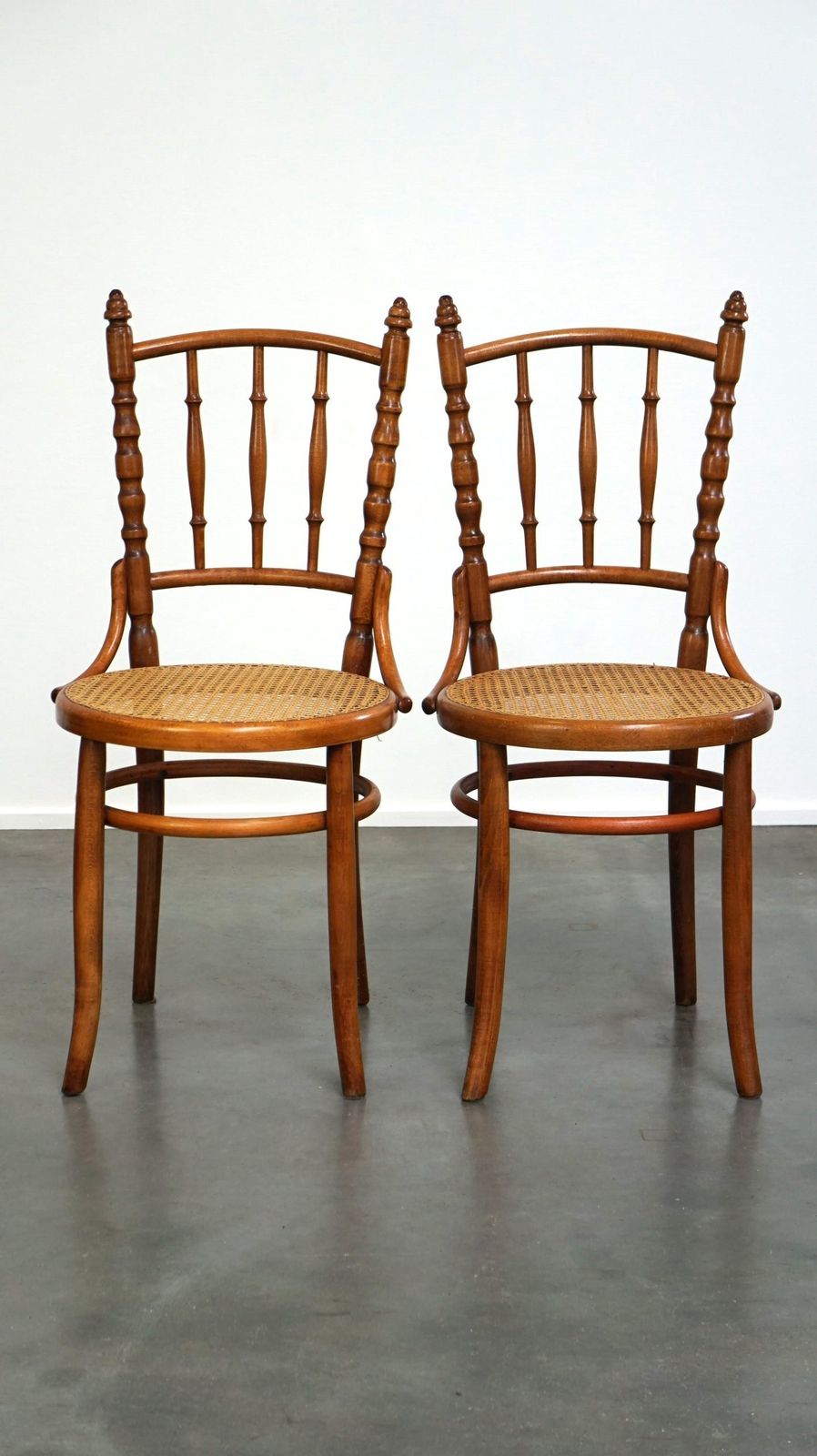 Set Van 4 Antieke Thonet Bistrostoelen Met Een Prachtig Uiterlijk photo furniture
