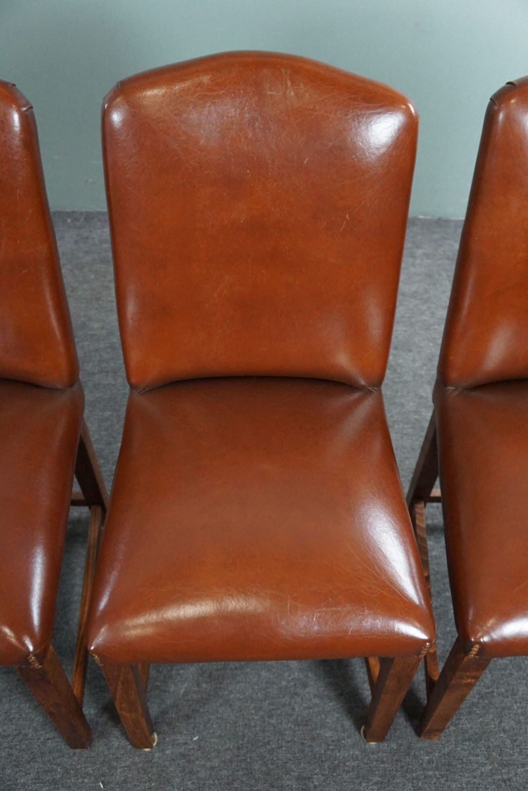 photo furniture Stevige Set Van 4 Schapenvacht Eetkamerstoelen