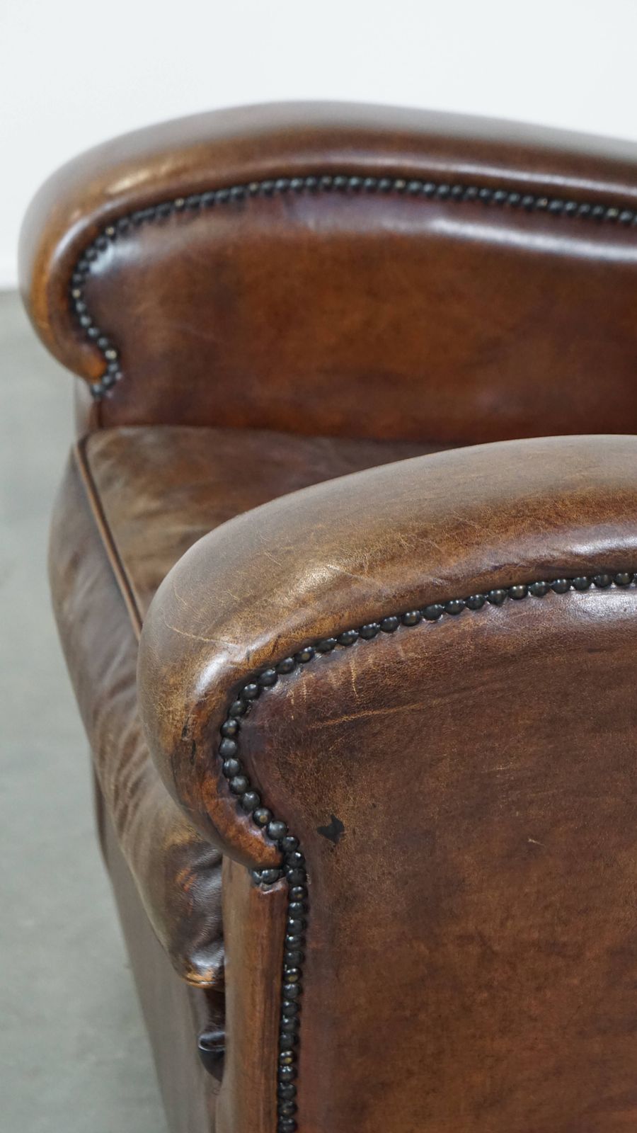 photo vinterior Statige Fauteuil Met Donker Schapenleer, Ronde Vormen En Comfortabele Zitting