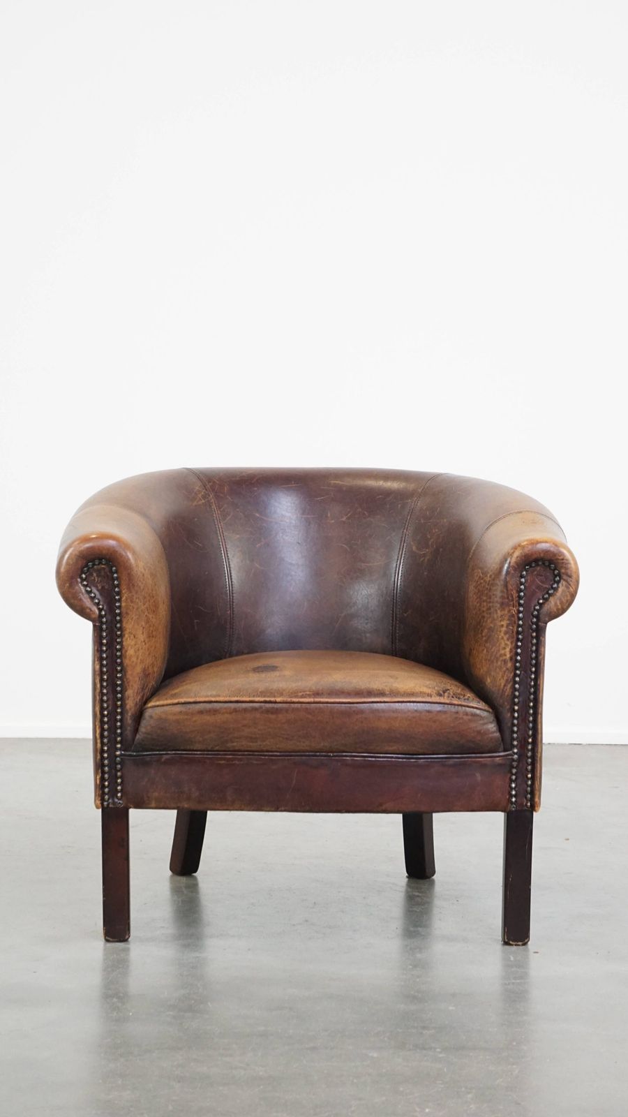 Subtiele Schapenleren Clubfauteuil Met Robuust Uiterlijk En Decoratieve Siernagels photo furniture
