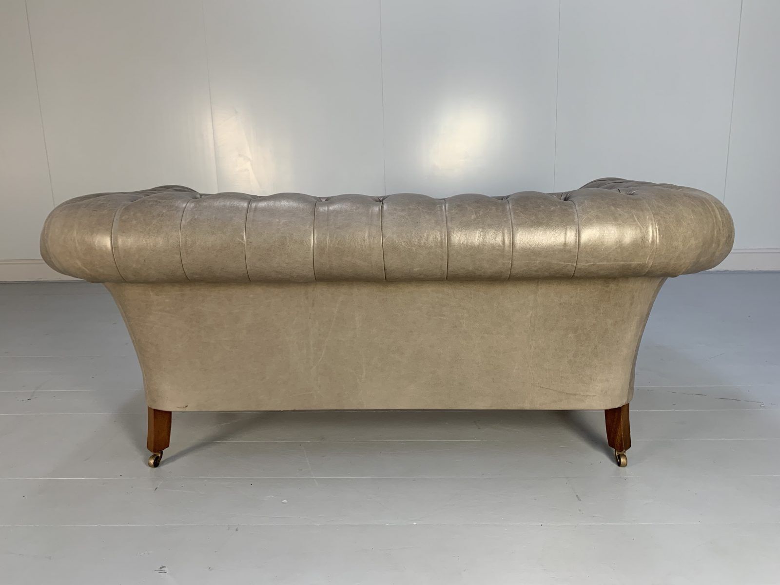 Beaumont & Fletcher “Grenville” 2 Seat Chesterfield Sofa – In “Siena” Grey Leather photo for sale
