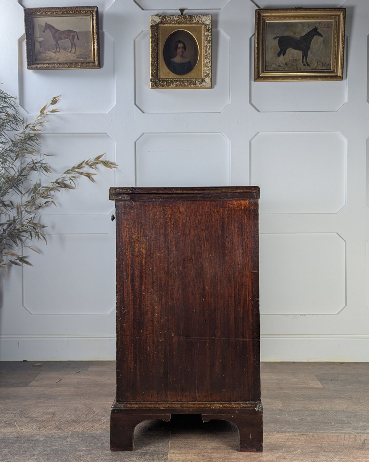 George III Mahogany Bachelor’s Kneehole Desk photo vinterior
