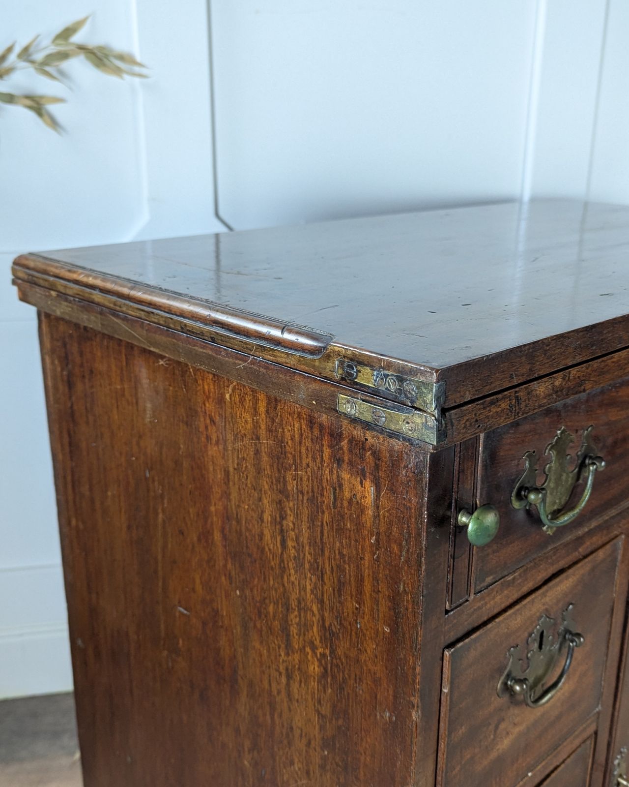 photo furniture George III Mahogany Bachelor’s Kneehole Desk