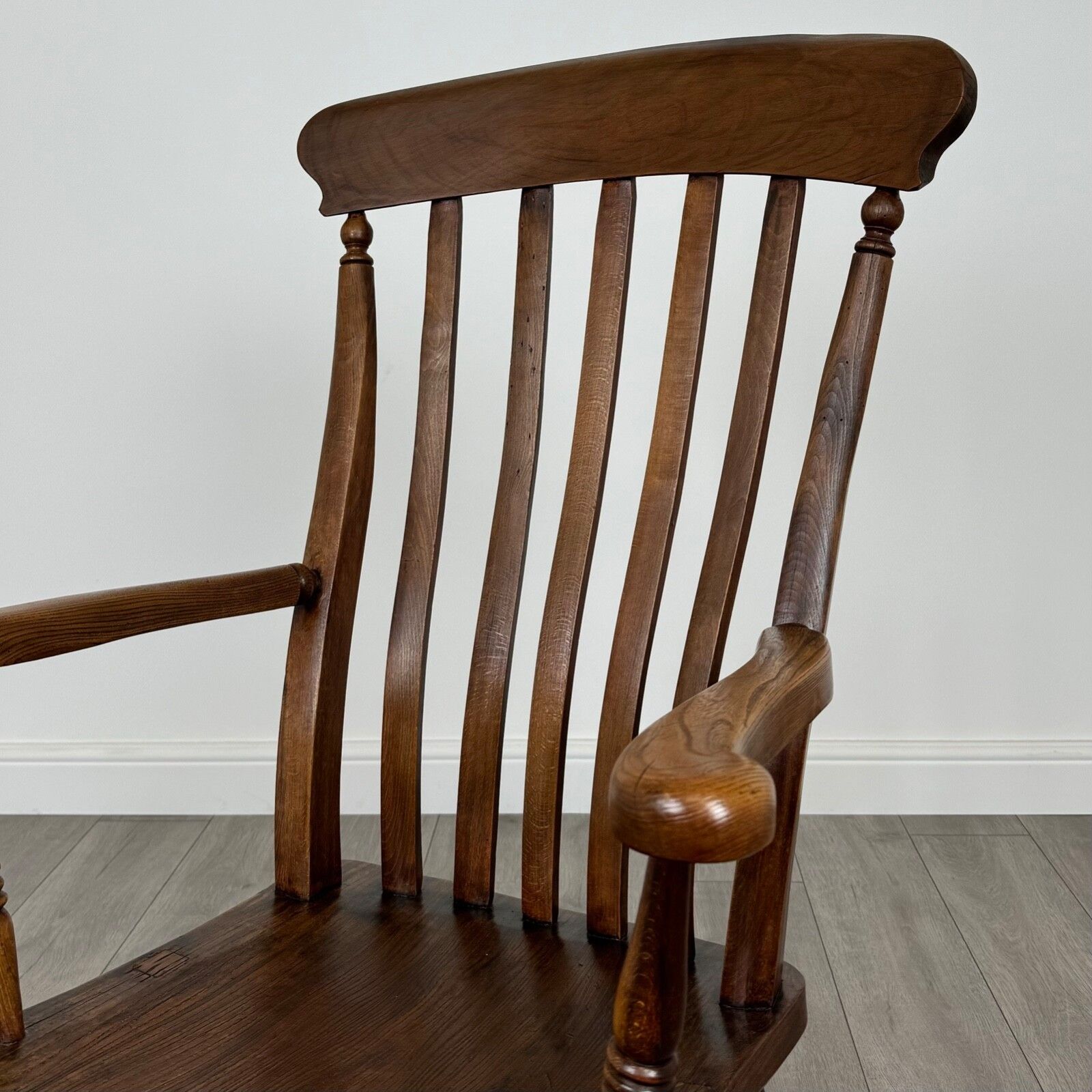 photo furniture Antique 19th Century Windsor Armchair In Elm