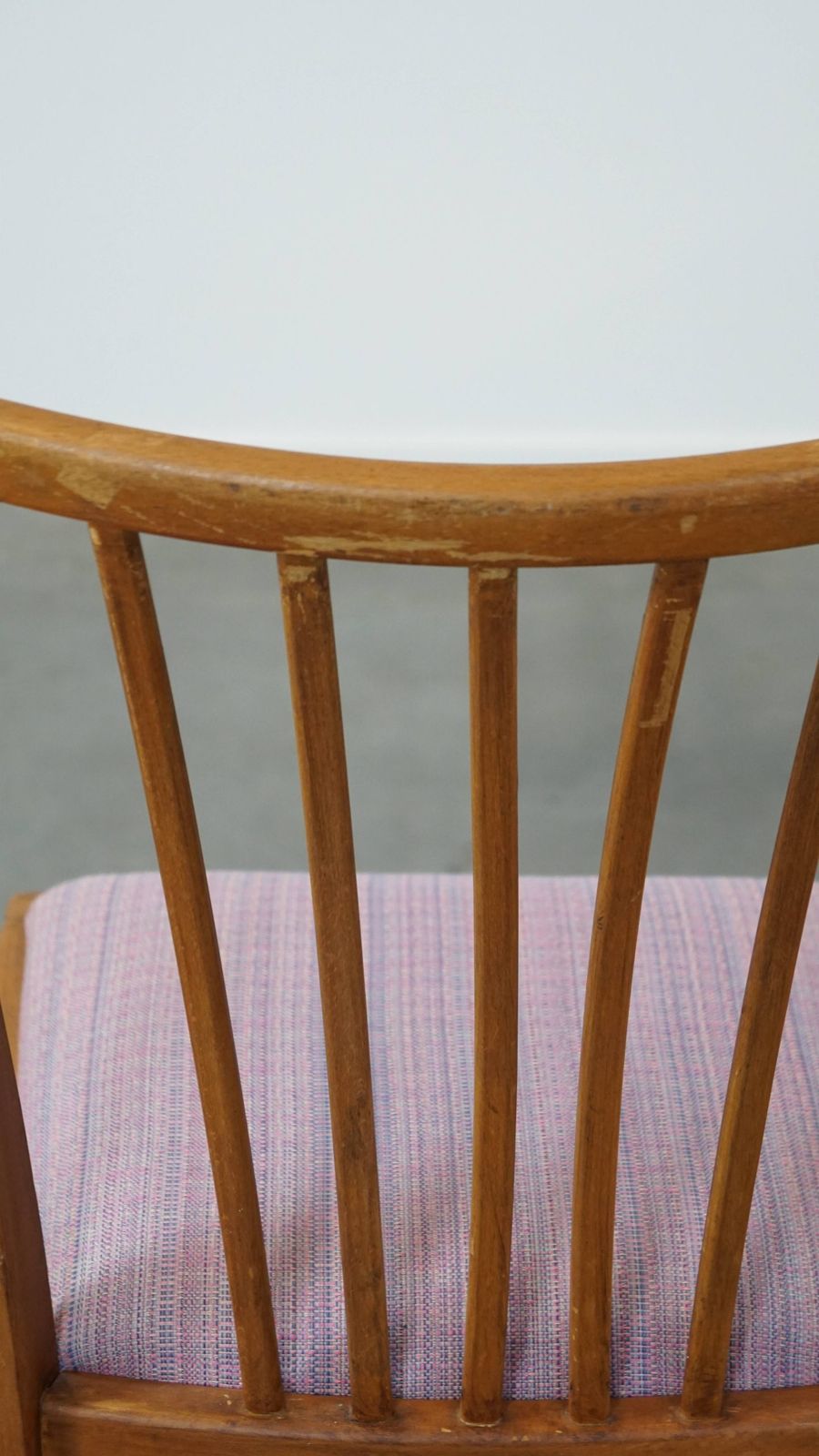 564.9574 Set Van 4 Vintage Deens Design Eetkamerstoelen Uit De Jaren 1970 Met Lichtpaarse Stoffen Zittingen photo