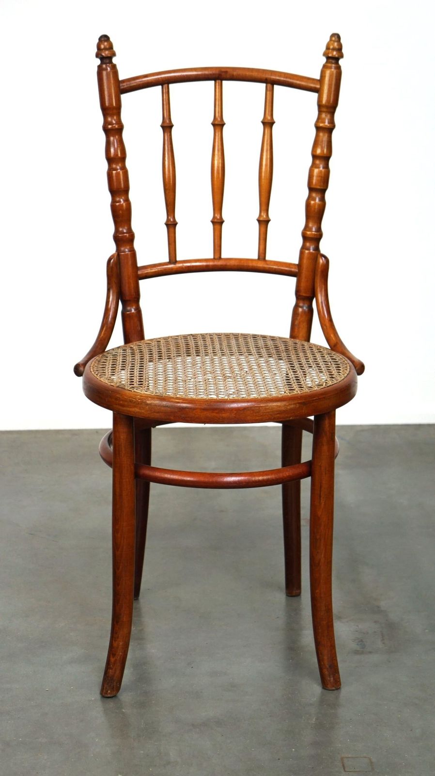 Antieke Thonet Stoel Met Mooie Kleuren En Een Rieten Zitting photo furniture