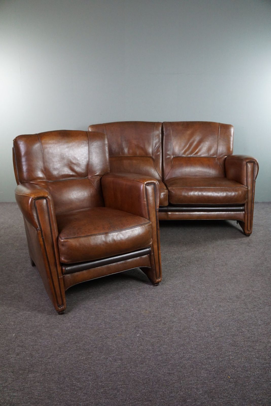 Set Van Een Bank En Fauteuil Met Schapenvachtdesign, In Goede Staat