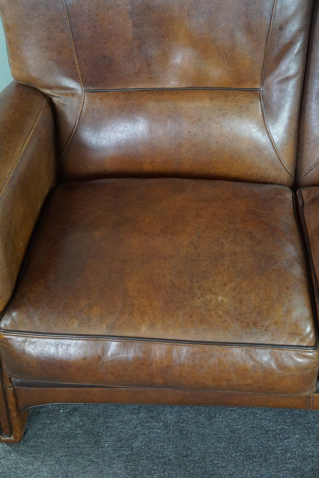 1993.272 Set Van Een Bank En Fauteuil Met Schapenvachtdesign, In Goede Staat photo
