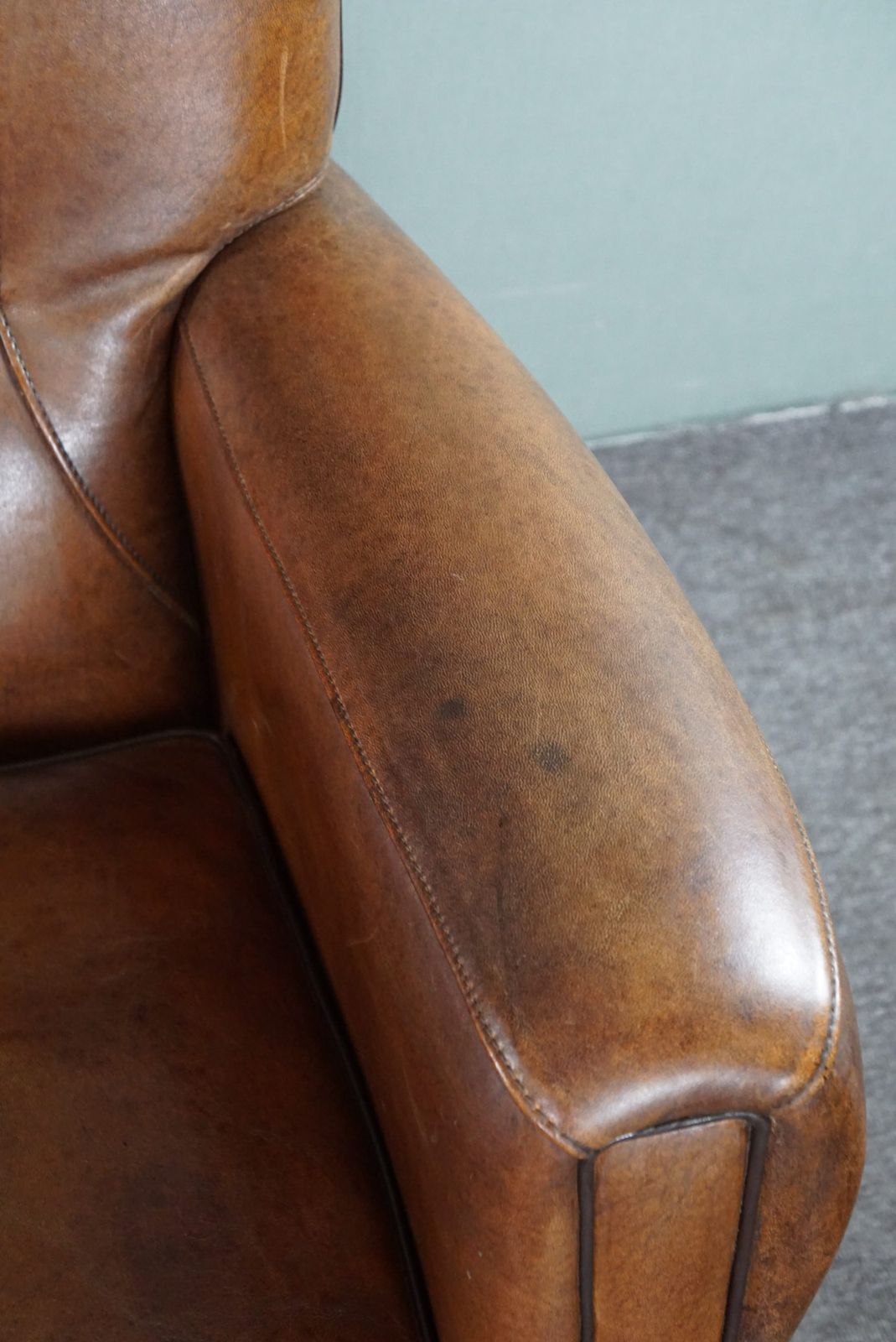 photo vintage Set Van Een Bank En Fauteuil Met Schapenvachtdesign, In Goede Staat