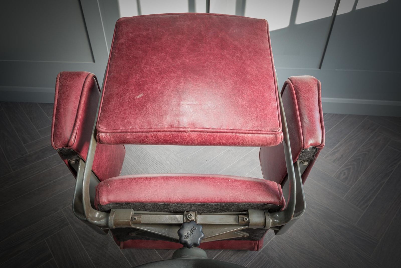 photo furniture Tansad De Luxe V.26 Red Leather Office Chair
