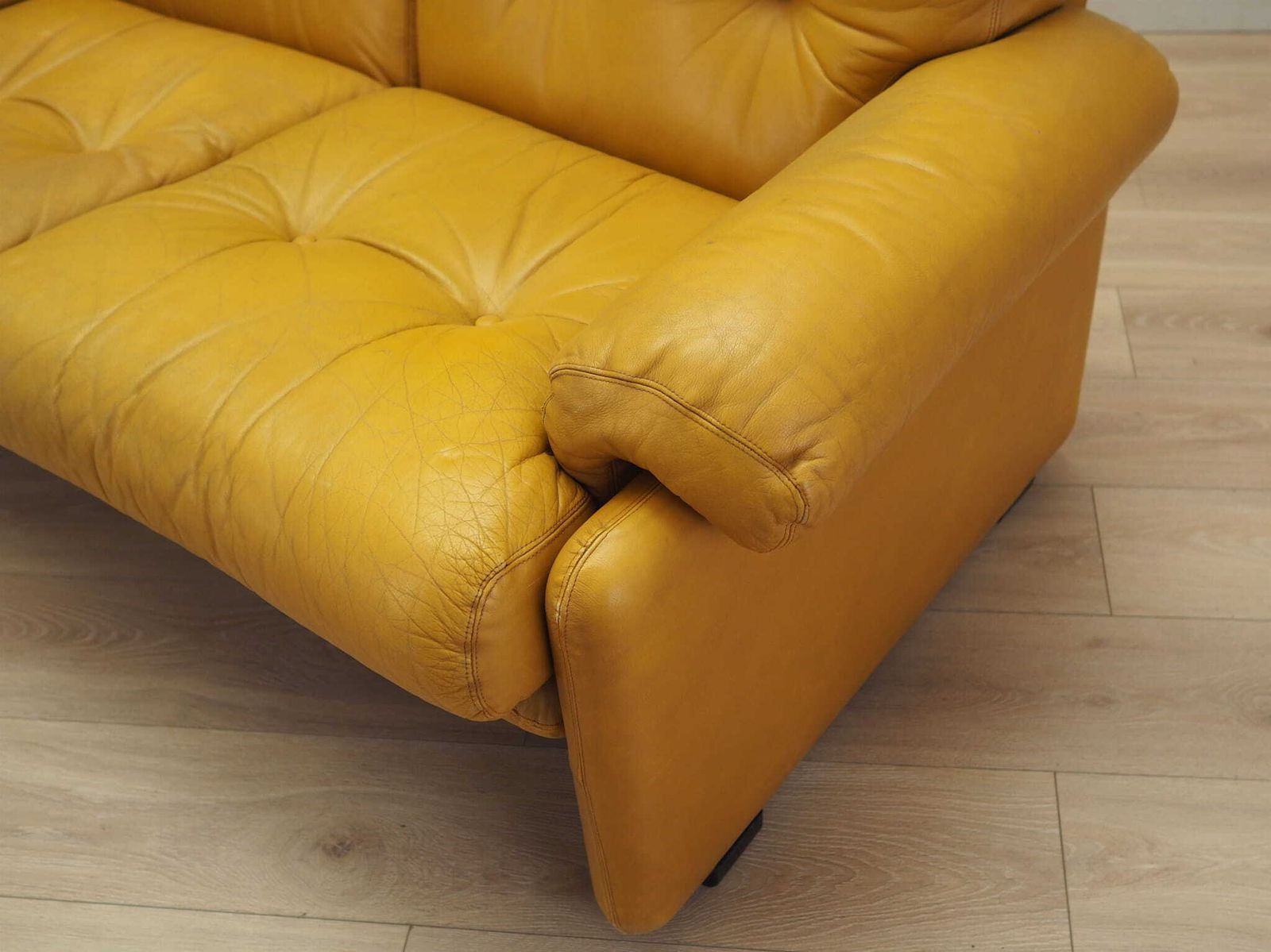 photo buy Gele Leren Bank, Italiaans Design, Ca. Jaren 1960, Fabrikant: B&B Italia, Ontwerper: Tobia Scarpa