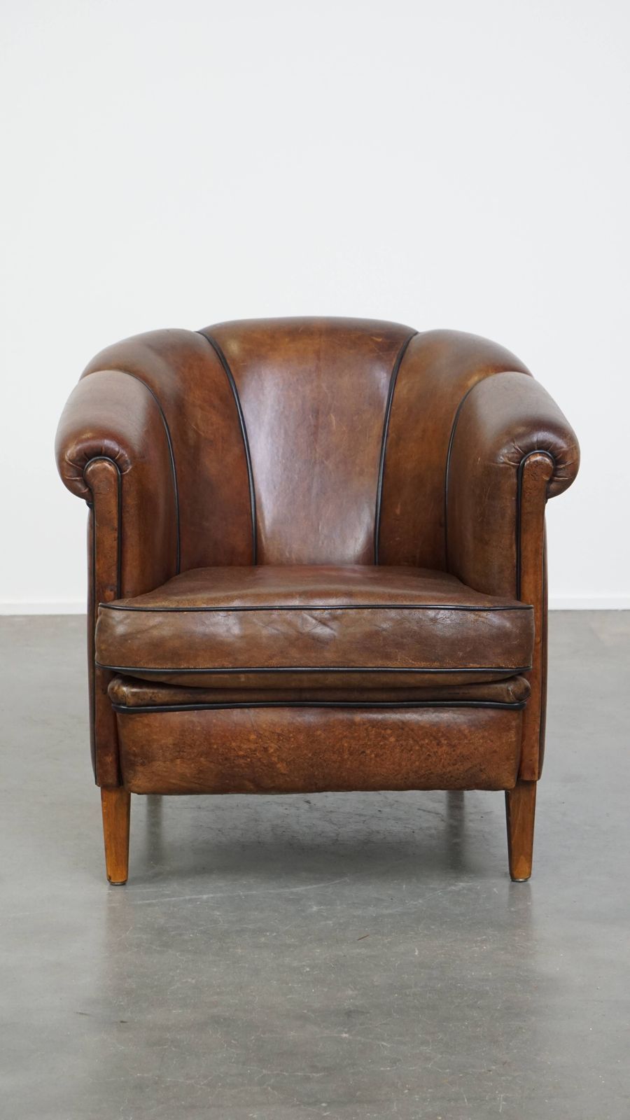 Bijzondere En Statige Clubfauteuil Van Donker Schapenleer Met Zwarte Paspelafwerking photo furniture