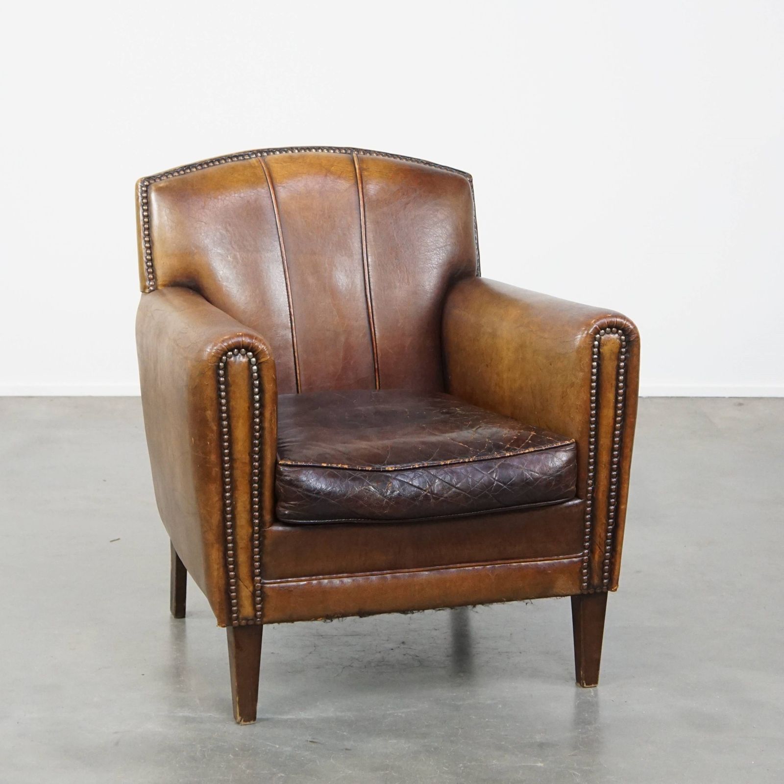 Karaktervolle Fauteuil Met Subtiele Patina In Schapenleer