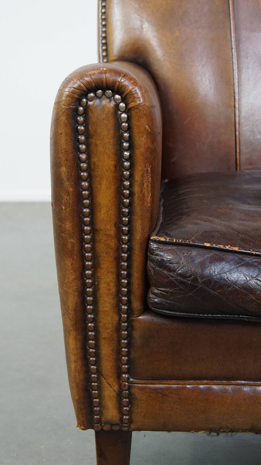 photo furniture Karaktervolle Fauteuil Met Subtiele Patina In Schapenleer