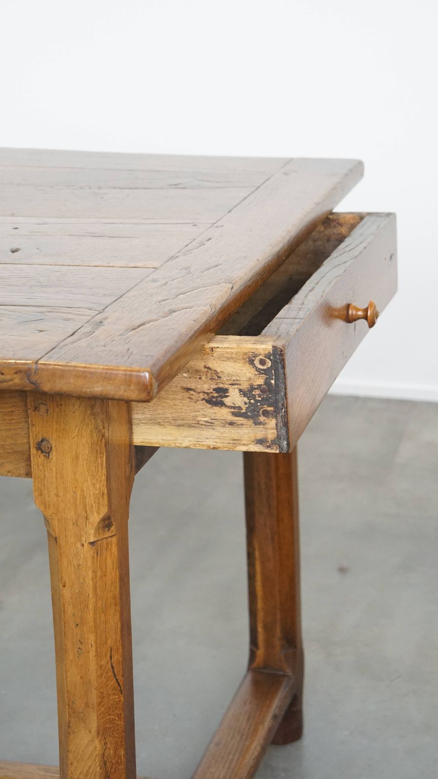 photo vinterior Antieke Franse Boerentafel Van Eiken Met 2 Lades En Authentieke Details