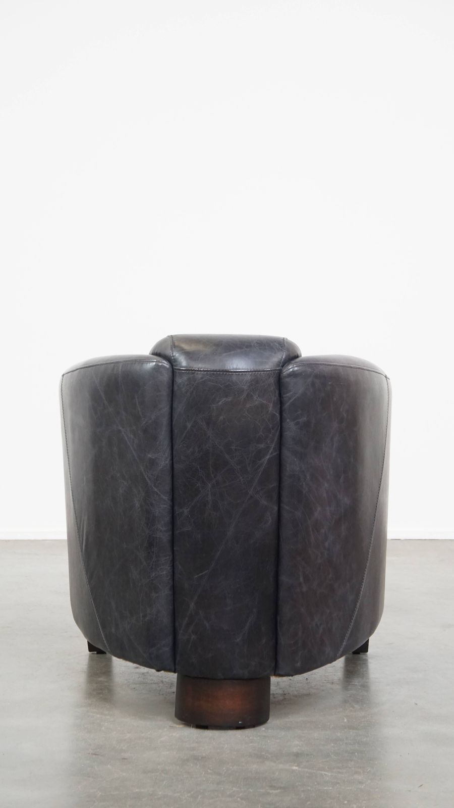 Black Cowhide Aviator Armchair With A Sleek Design And A Nice Shape photo Furniture