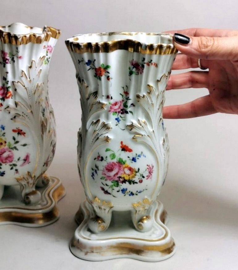 photo vinterior Porcelain De Paris Napoleon III Style Pair Of Shaped Vases Hand Decorated