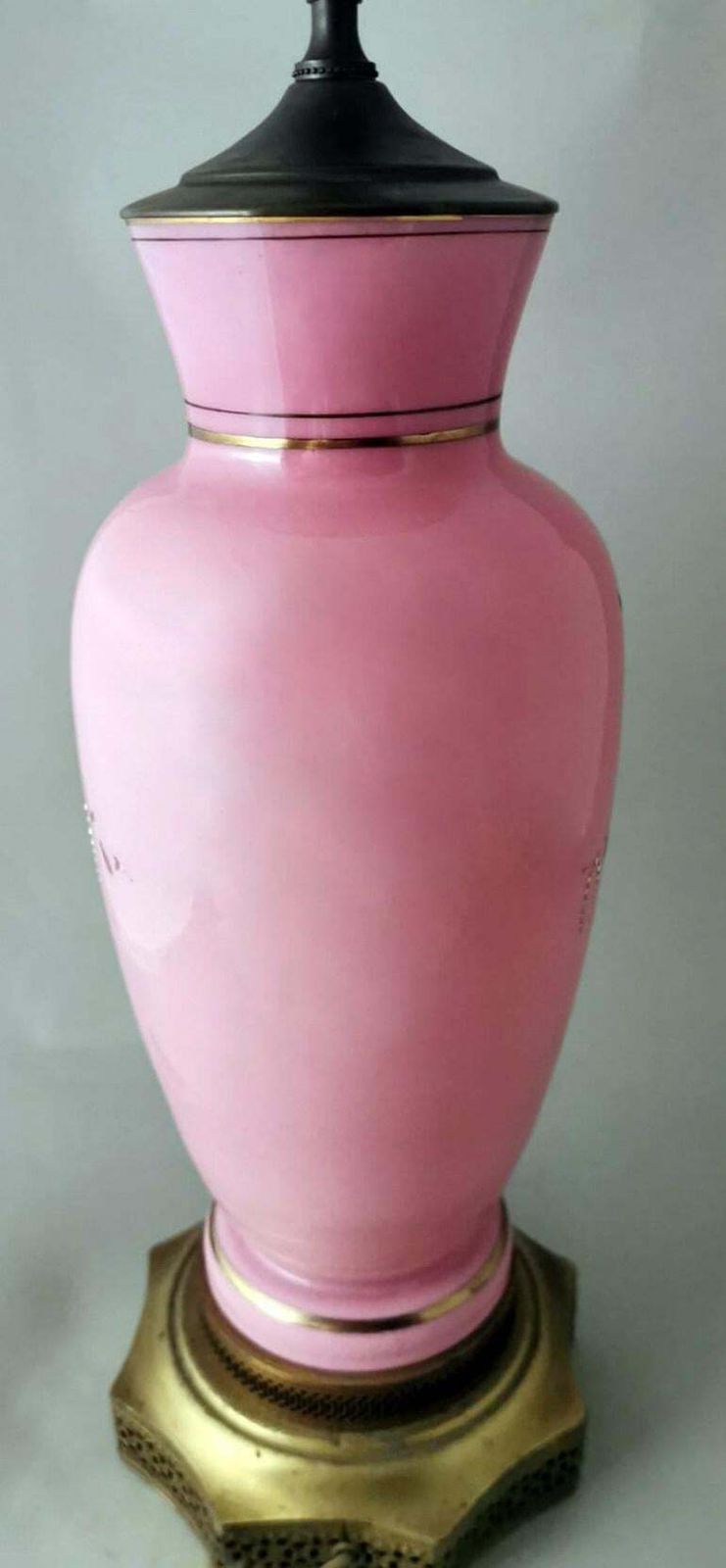 photo vintage Napoleon III Style French Lamp In Hand Painted Opaline Glass