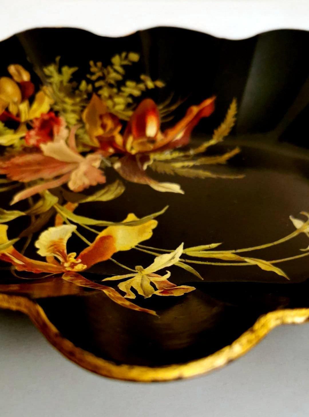 photo vintage Napoleon III Chinoserie French Lobed Basket In Hand Decorated Papier Maché