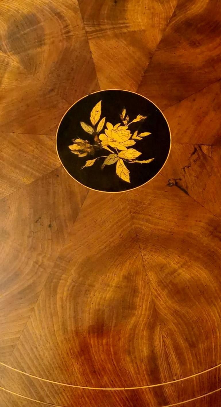 photo furniture Louis Philippe Style Feather Walnut Coffee Table With Tripod North Italy