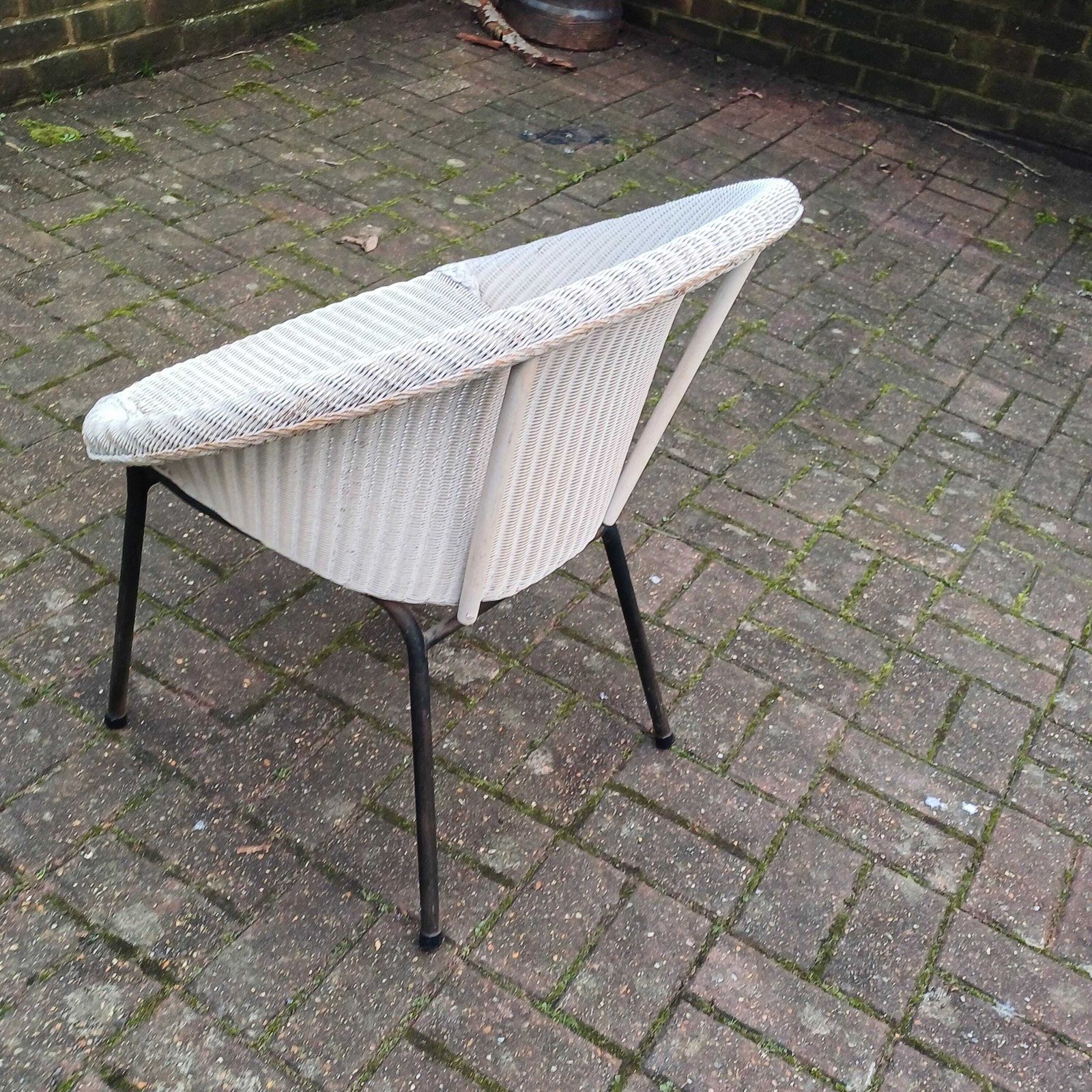 photo furniture Lloyd Loom Mid Century White Wicker Cocktail Basket Weave Chair, On Black Metal Legs, Labelled