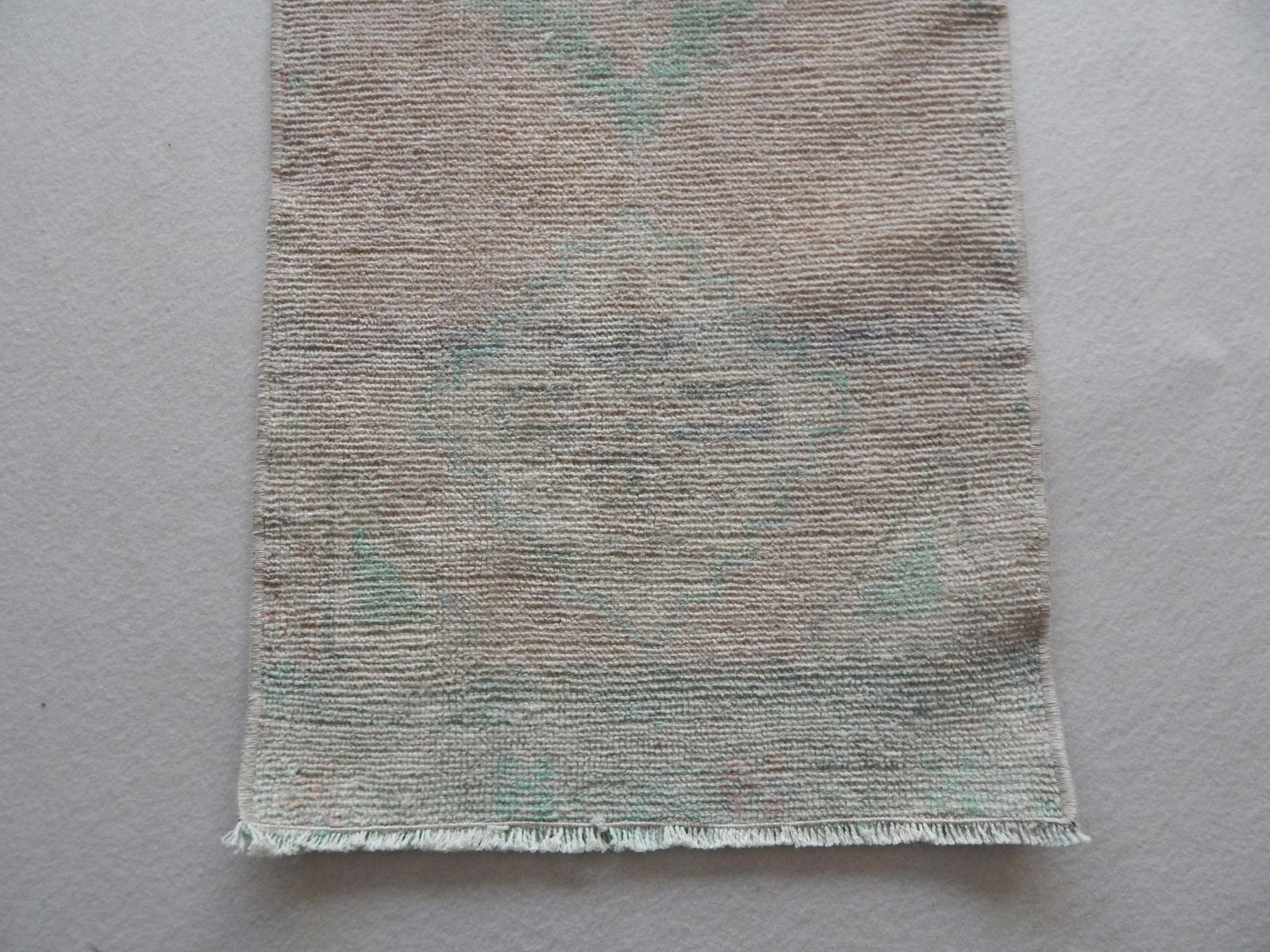Turkish Faded Rug 1'7" X 3'8", 1970s photo vinterior