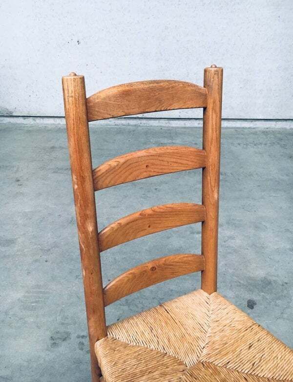 photo vintage Rustieke Eiken Eetkamerstoelen Met Hoge Spijlenrug En Rieten Zitting, België, Ca. Jaren 1950