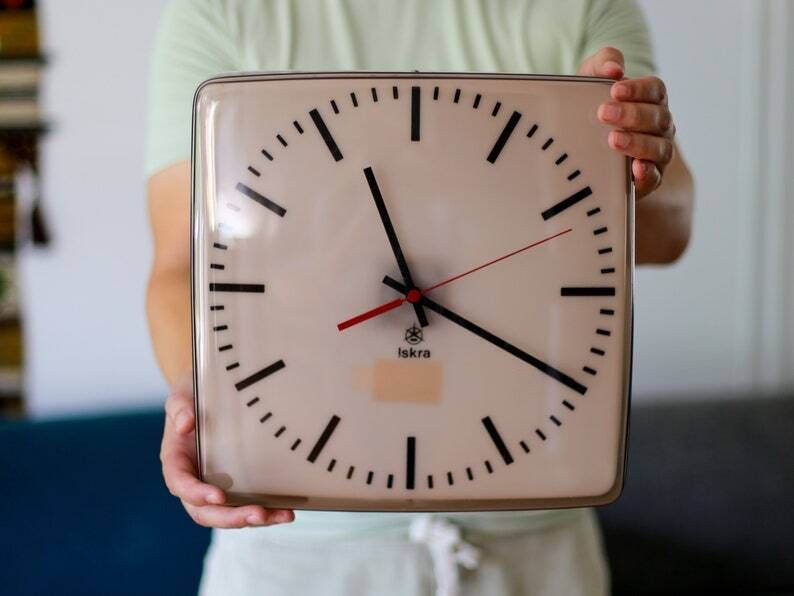 Smoky Pink Space Age Iskra Wall Clock Made In Yugoslavia / Mid Century Wall Clock / Retro School Clock Iskra / Capsule Clock / 80s Clock