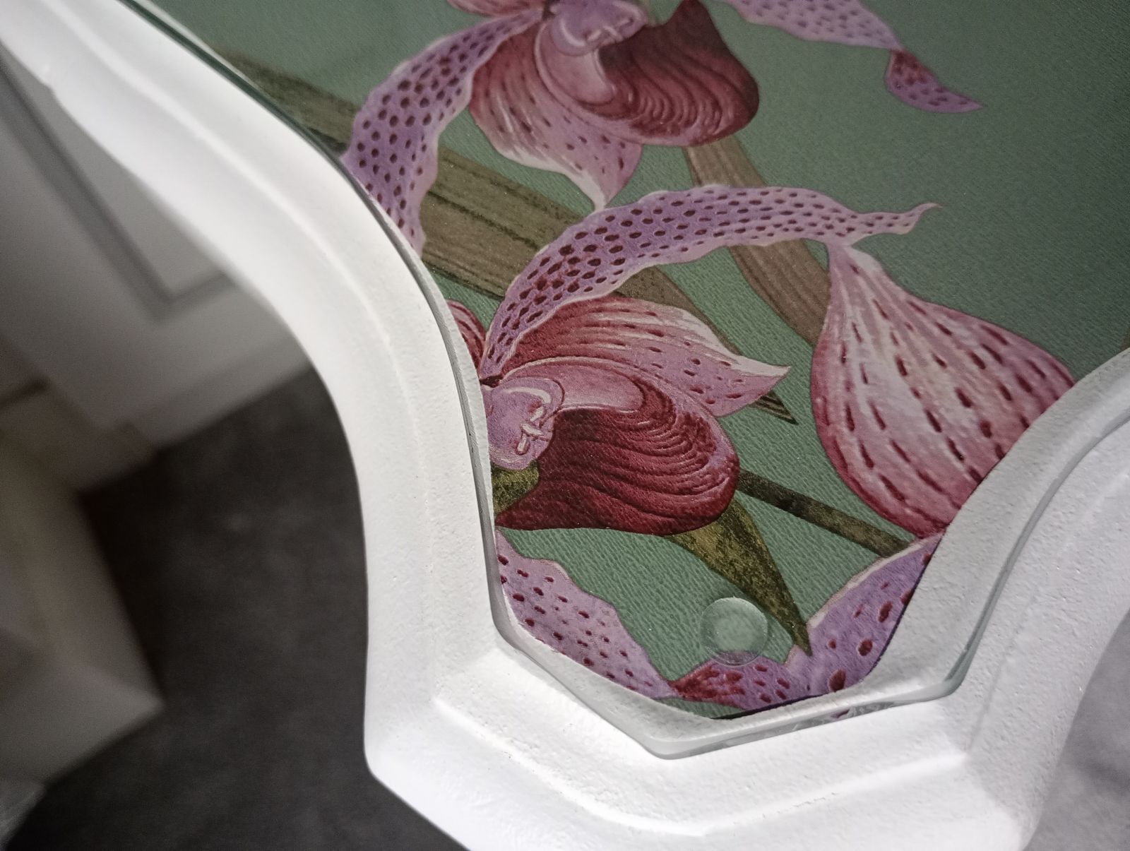 Side Table In Satin White With Jade Green And Water Colour Orchid Paper Glazed Top photo 90.0
