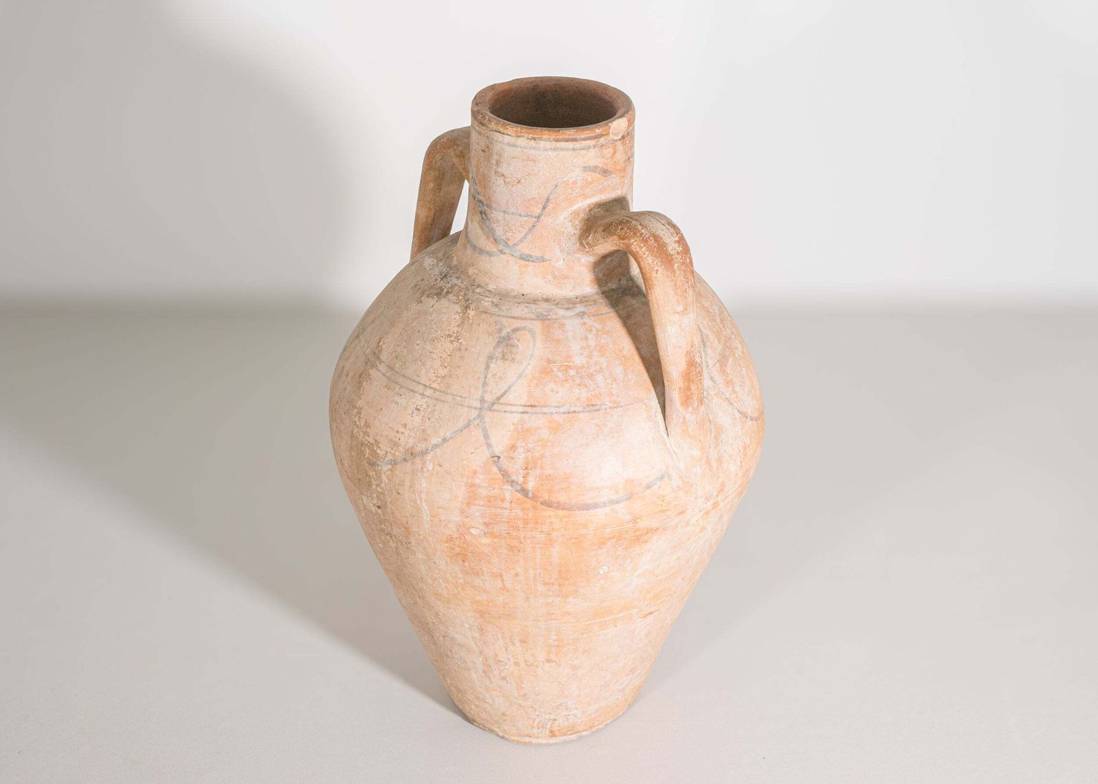 Antieke Spaanse Terracotta Amfoor – 19e Eeuw, Rustiek Handgemaakt Voorraadvat photo for sale