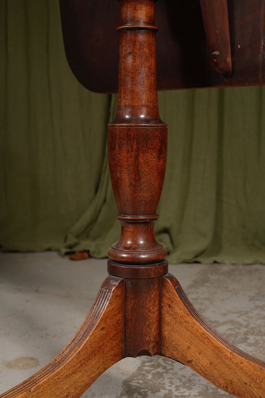 A George III Mahogany Tilt Top Tripod Table   C.1790 photo vinterior