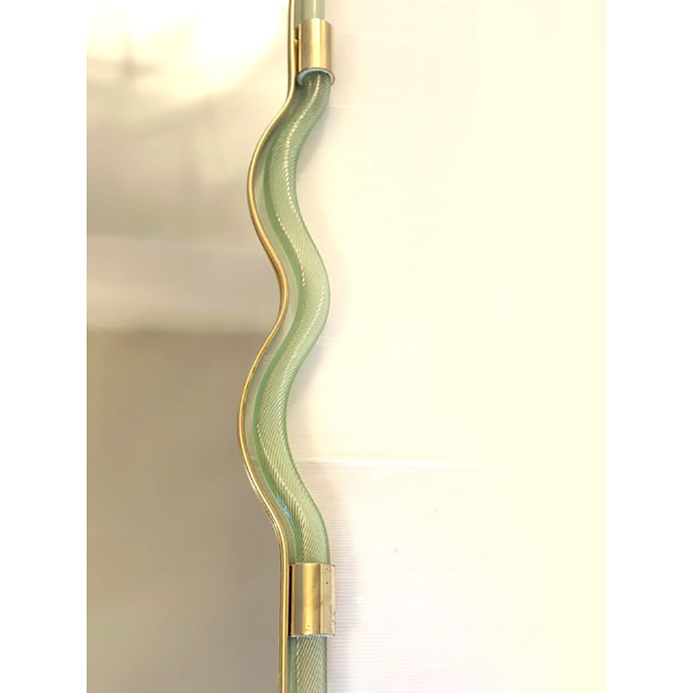 photo furniture Contemporary Wave Mirror In Green And Gold "Torchon" Torciglione Murano Style Glass