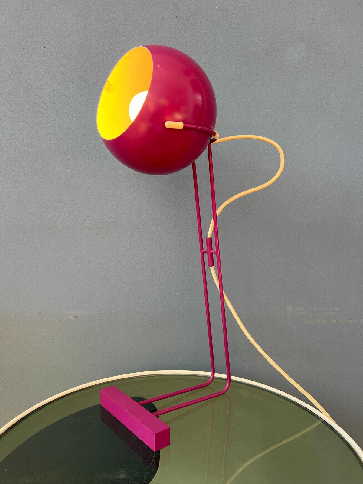 Speelse Vintage Bureaulamp In Paars Roze Met Bolronde Kap photo furniture