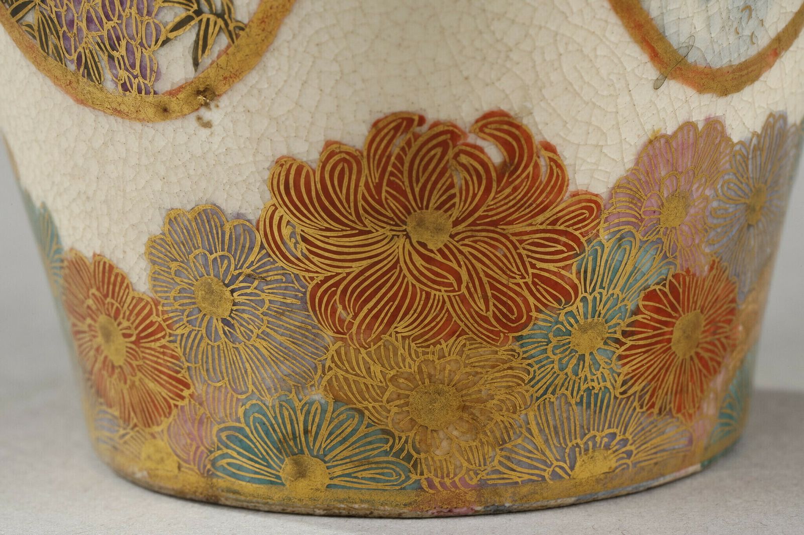 photo vintage Small Satsuma Porcelain Vase From Japan, Meiji Period (1868 1912).