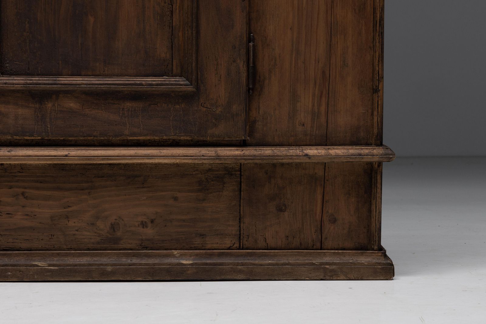 photo furniture Rustic Travail Populaire Alpine Cabinet, Switzerland, 1800
