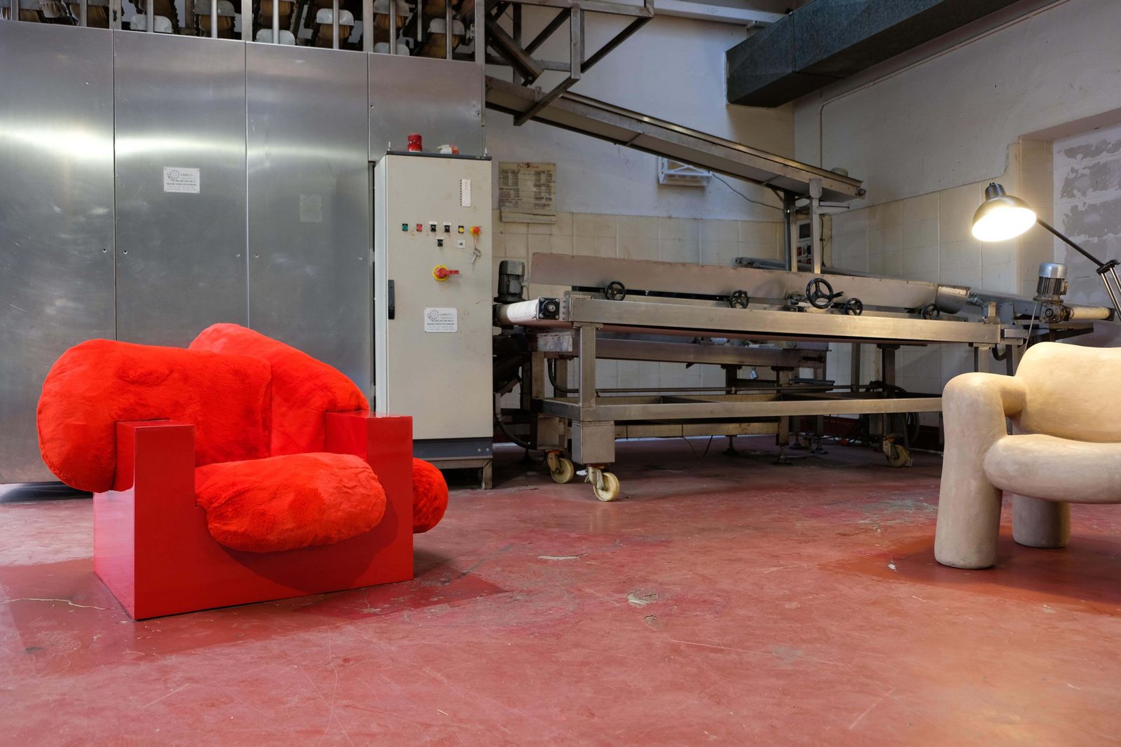 7123.0 'Pillow Lounge Chair' In Red Lacquer And Faux Fur By Schimmel & Schweikle photo