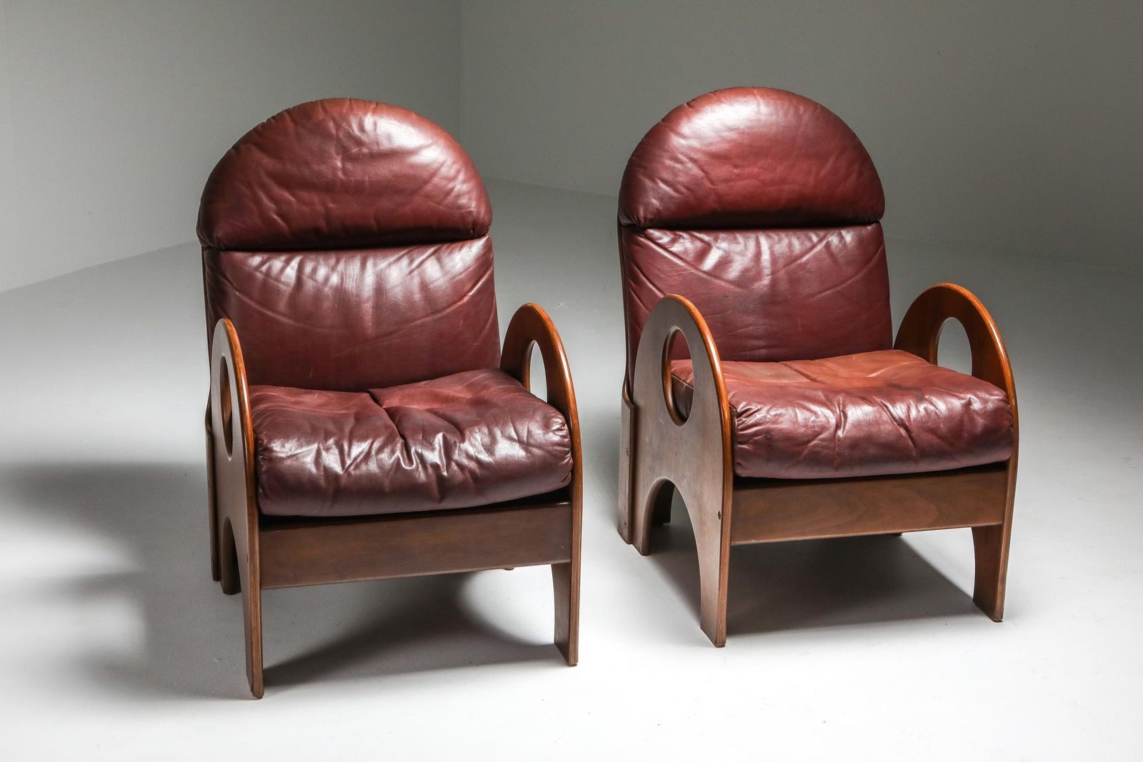 Gae Aulenti "Arcata" Living Room Set In Walnut And Burgundy Leather, 1968 photo Furniture