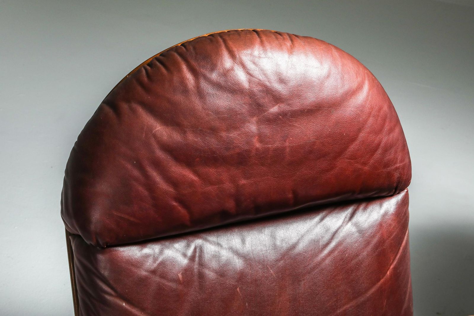photo furniture Gae Aulenti "Arcata" Living Room Set In Walnut And Burgundy Leather, 1968