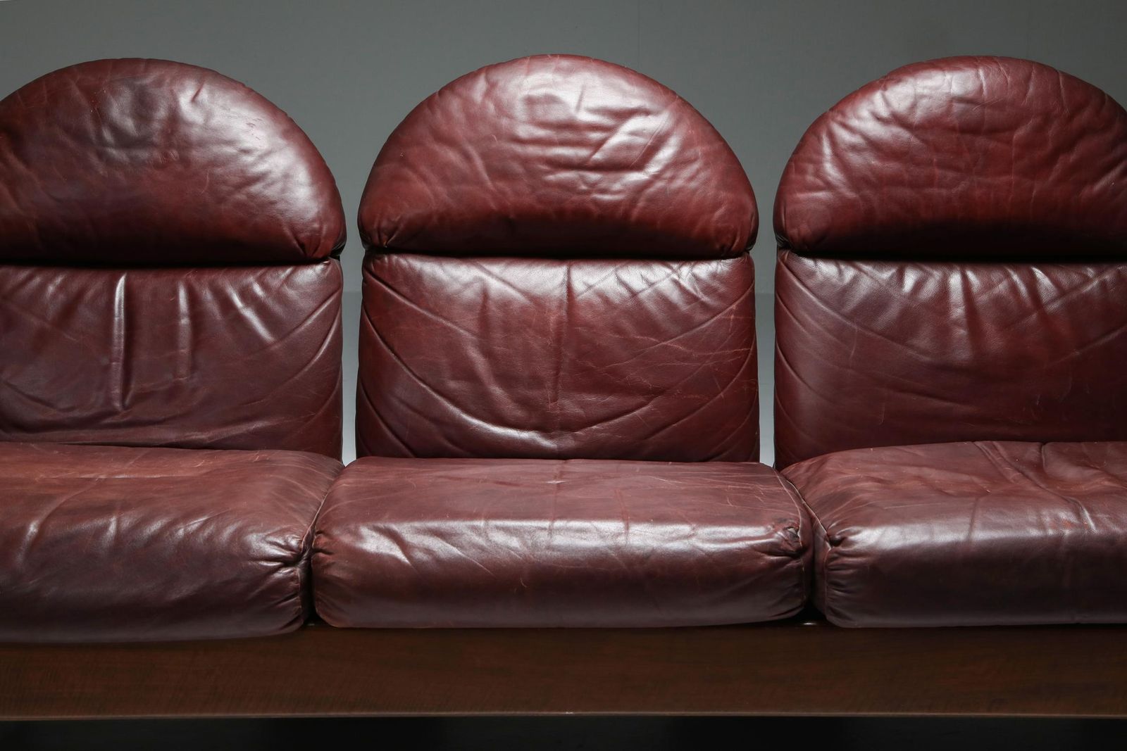 Furniture Gae Aulenti "Arcata" Living Room Set In Walnut And Burgundy Leather, 1968 photo