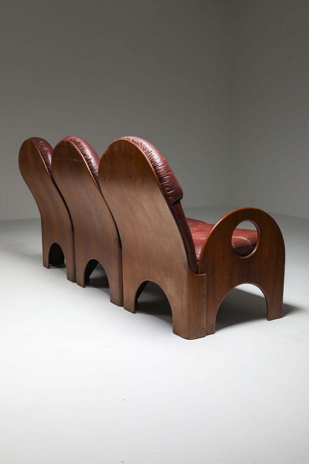 photo buy Gae Aulenti "Arcata" Living Room Set In Walnut And Burgundy Leather, 1968