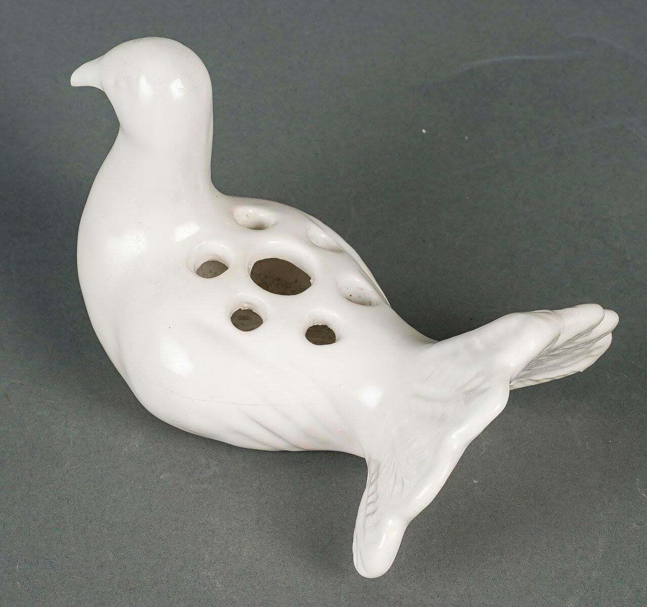 White Porcelain Brush Display, 20th Century, Art Nouveau Period. photo 242.0