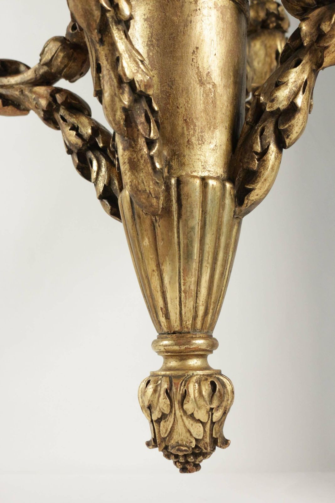 Chandelier In Hand Carved Gold Giltwood From The 19th Century photo vinterior