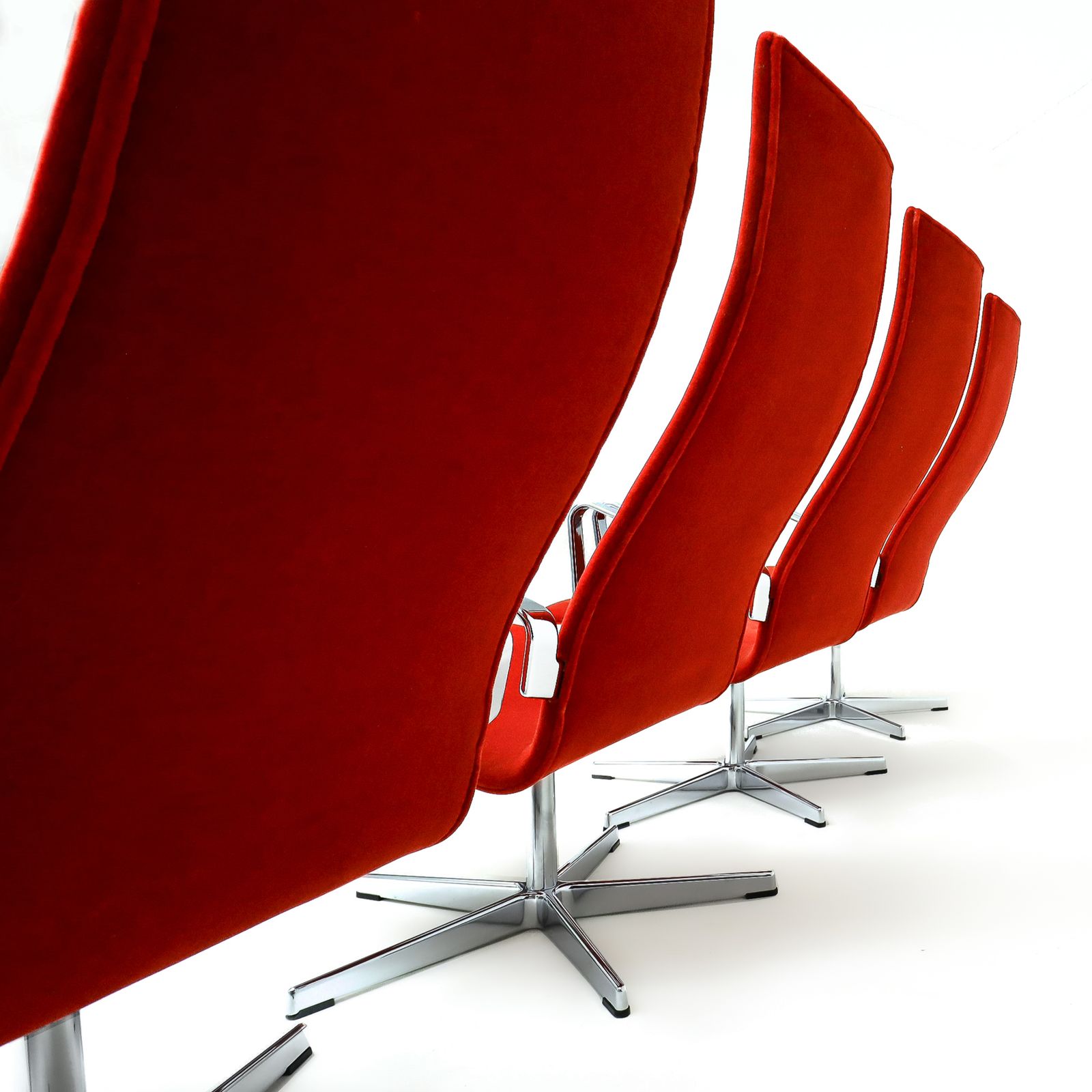 Set Of 6 Rare Lounge Version Arne Jacobsen Oxford Chairs In Vibrant Ferrari Red Velvet For Fritz Hansen photo vinterior